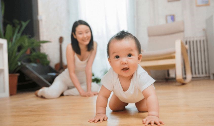 Những điều cha mẹ cần lưu ý khi trẻ tập bò. Nguồn từ theasianparent Những điều cha mẹ cần lưu ý khi trẻ tập bò. Nguồn từ theasianparent