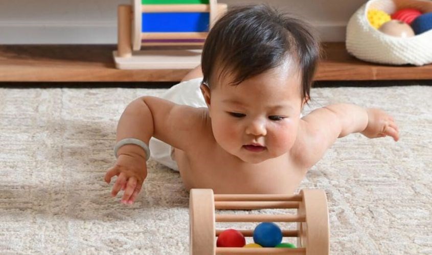 Dùng đồ chơi để dụ trẻ. Nguồn từ pinimg Dùng đồ chơi để dụ trẻ. Nguồn từ pinimg