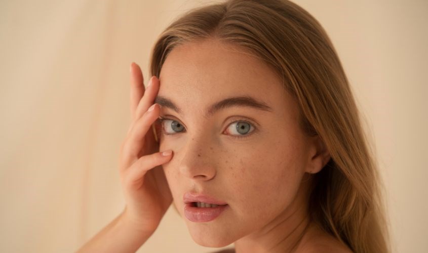 Chạm tay vào mặt sẽ khiến vi khuẩn bám vào da bạn Chạm tay vào mặt sẽ khiến vi khuẩn bám vào da bạn