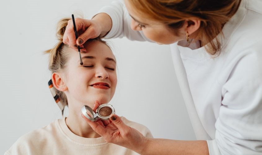 Hạn chế trang điểm quá đậm hoặc quá nhiều lần Hạn chế trang điểm quá đậm hoặc quá nhiều lần