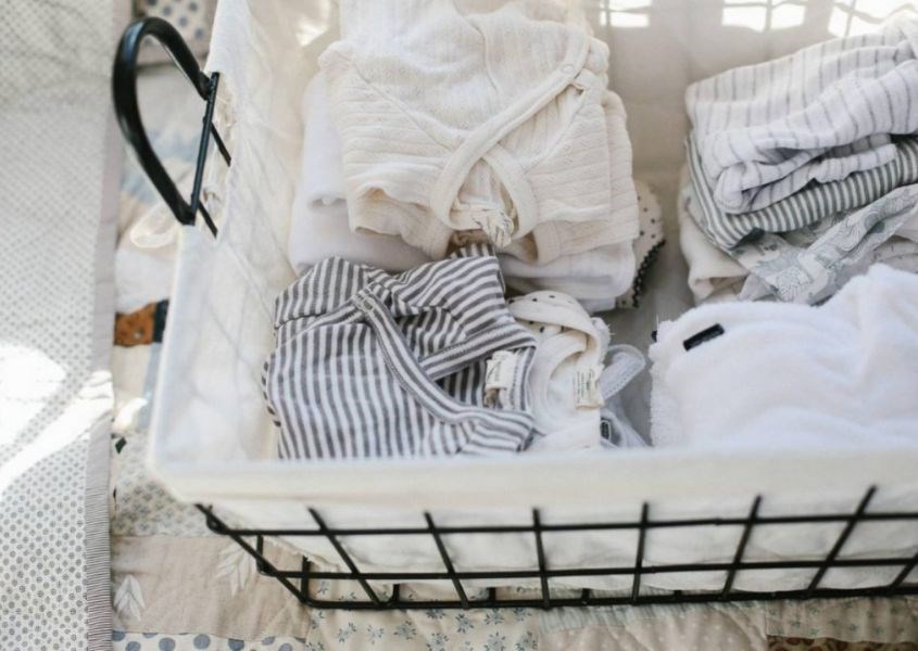 Phân loại quần áo của trẻ thành màu sáng và màu tối khác nhau. Nguồn từ mybabynursery