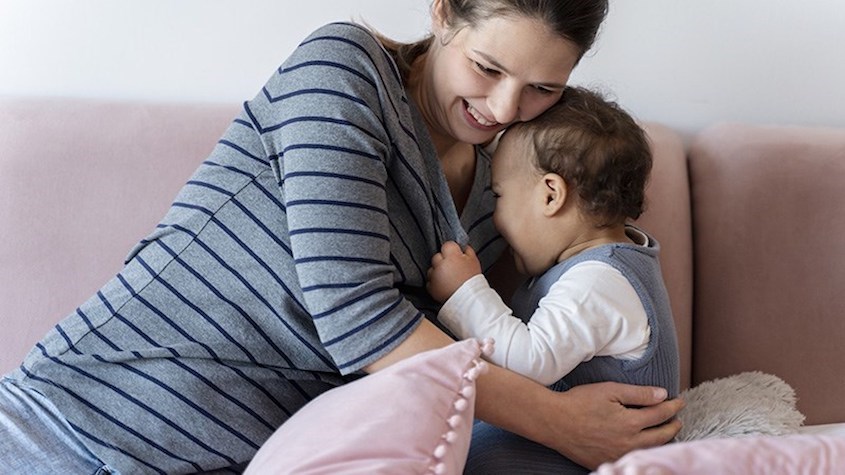 Trẻ mới biết đi thường chủ động ôm và hôn bạn để thể hiện tình cảm. Nguồn: Freepik