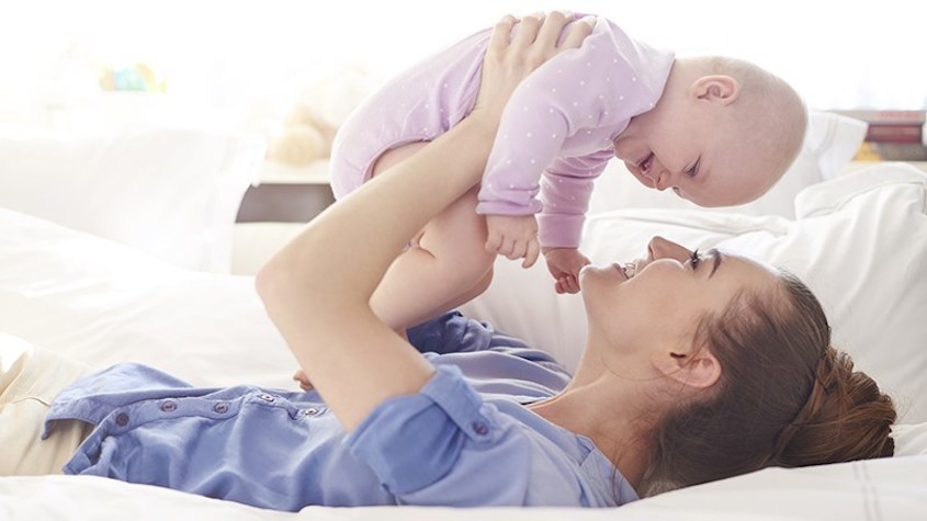 Sau 2 tháng tuổi, trẻ sơ sinh biết cười đáp lại những người chúng yêu quý. Nguồn: Freepik