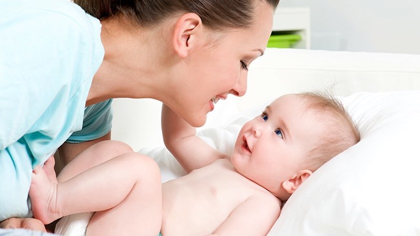 Trẻ sơ sinh thường nhìn chằm chằm vào mắt bạn để bày tỏ sự yêu thương. Nguồn: Freepik