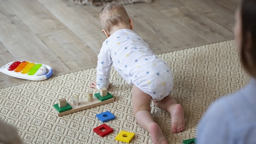 Trẻ sẽ có những cảm xúc tiêu cực khi bạn không dành sự quan tâm cho chúng. Nguồn: Freepik