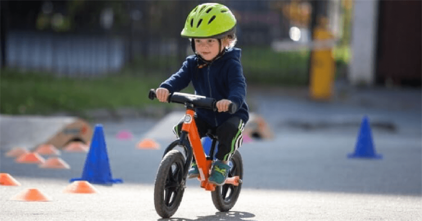 Mẹ cần chú ý nhiều trong việc chọn mua xe chòi chân cho các bé từ sơ sinh đến 1 tuổi