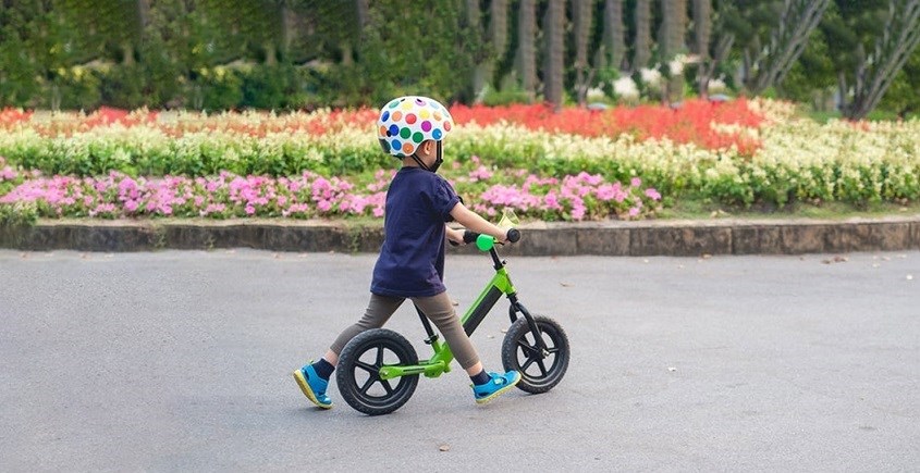 Chọn xe chòi chân có độ cao phù hợp để bé có thể chạm chân xuống đất giữ thăng bằng