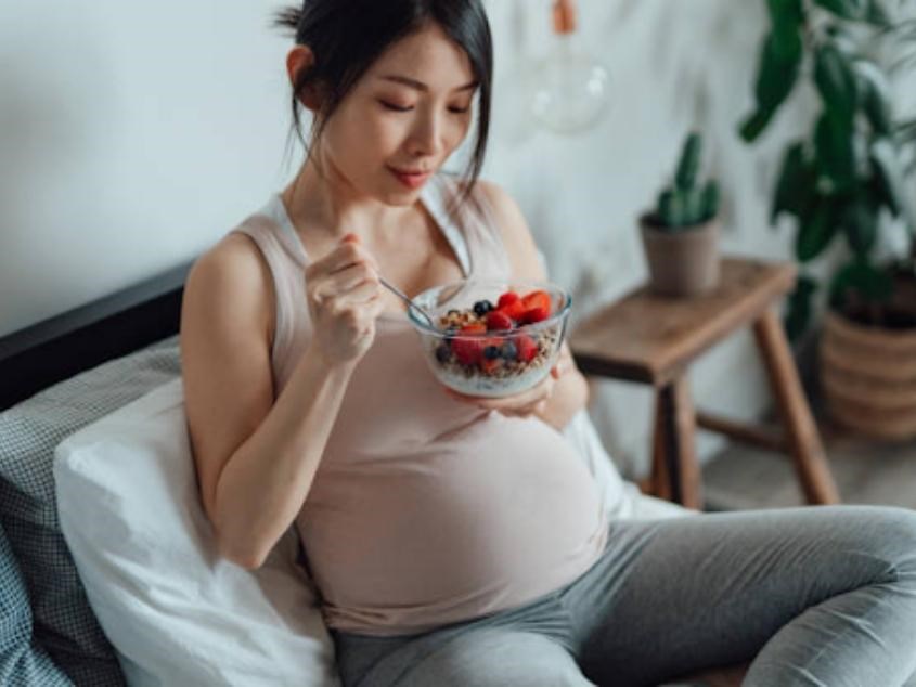 Thai phụ cũng đừng bỏ bữa sáng và ăn những món ăn nhẹ lành mạnh giữa các bữa chính. Nguồn: Getty Images. Đừng bỏ bữa sáng và ăn những món ăn nhẹ lành mạnh giữa các bữa chính. Nguồn: Getty Images.