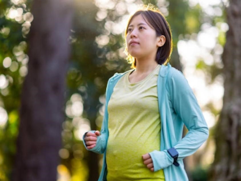 Bạn nên ưu tiên chọn các bài tập có cường độ nhẹ như đi bộ hoặc bơi lội. Nguồn: Getty Images. Bạn nên ưu tiên chọn các bài tập nhẹ như đi bộ hoặc bơi lội. Nguồn: Getty Images.