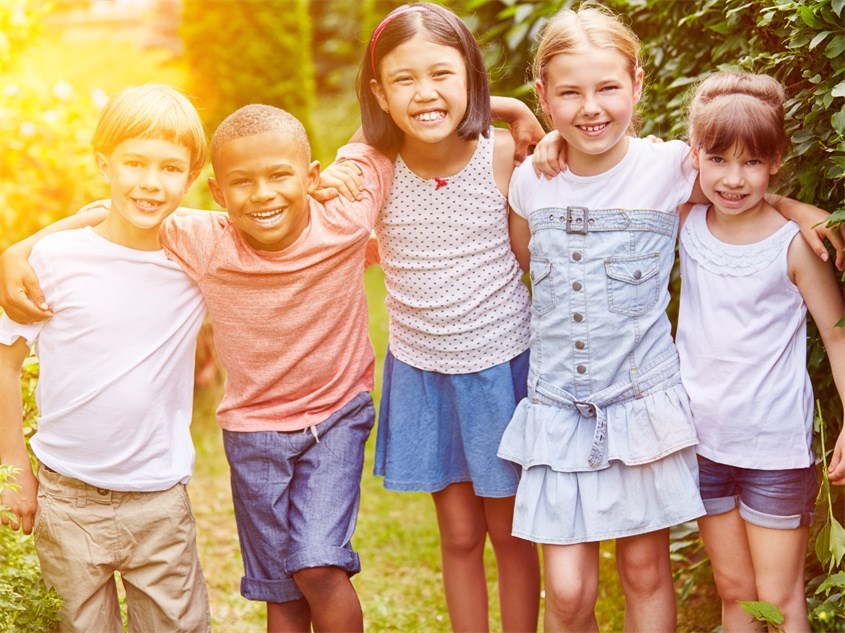 Các bé vui vẻ khi gặp nhau. Nguồn ảnh: Canva Các bé vui vẻ khi gặp nhau. Nguồn ảnh: Canva