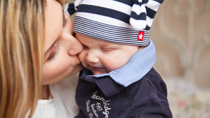 Hãy nhanh chóng tạm biệt để con không bị quá lưu luyến khi phải xa ba mẹ. Nguồn ảnh: uws parenting support Hãy nhanh chóng tạm biệt để con không bị quá lưu luyến khi phải xa ba mẹ. Nguồn ảnh: uws parenting support