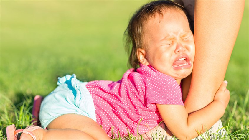 Việc phải xa ba mẹ khi trẻ đang mệt, ốm là điều thực sự tồi tệ với chúng. Nguồn ảnh: parenting firstcry Việc phải xa ba mẹ khi trẻ đang mệt, ốm là điều thực sự tồi tệ với chúng. Nguồn ảnh: parenting firstcry