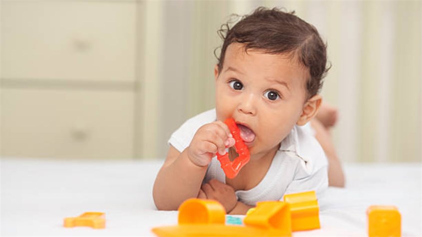 Có nhiều món đồ chơi thích hợp để con khám phá bằng cách ngậm, mút để ba mẹ lựa chọn. Nguồn ảnh: iStock
