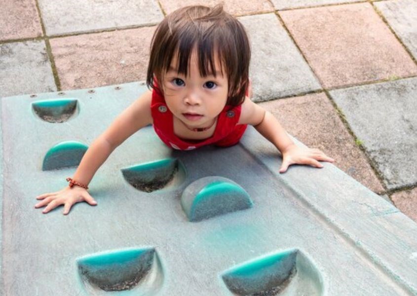 Trẻ được 2 tuổi có thể leo lên và nhảy xuống đồ đạc mà không cần trợ giúp. Nguồn từ myloview