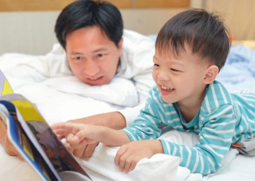 Cha mẹ có thể giúp cho trẻ phát triển khả năng ngôn ngữ bằng cách đọc sách cho trẻ nghe. Nguồn từ freepik