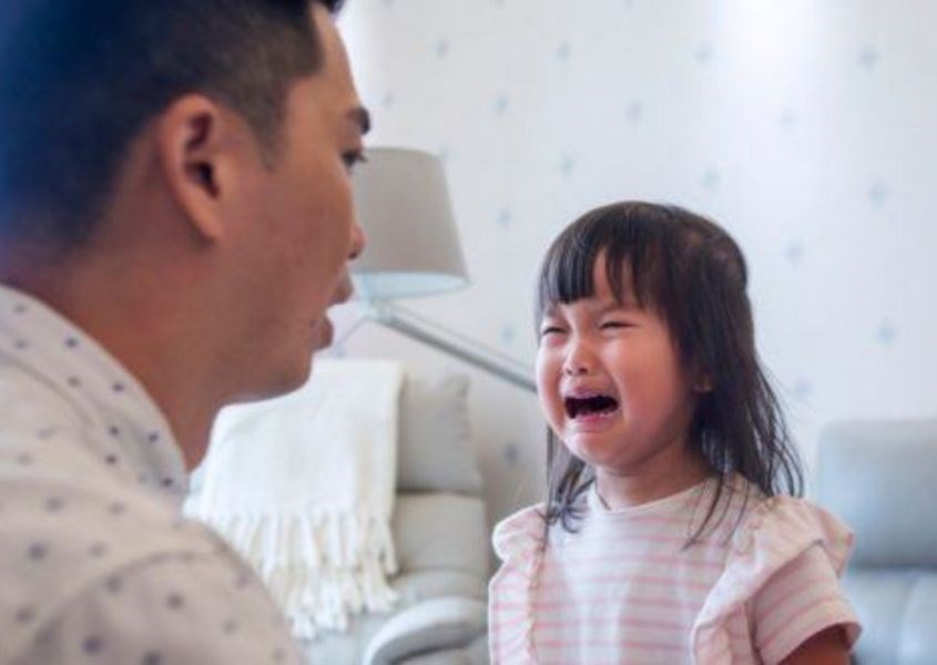 Cha mẹ cần giải thích và đưa ra ví dụ để trẻ hiểu về cách sẻ chia với những mối quan hệ xung quanh. Nguồn từ theasianparent