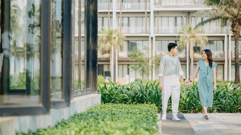 Thay vì đứng trong thời gian dài, mẹ bầu nên đi lại nhẹ nhàng để kích thích lưu thông các mạch máu. Nguồn ảnh Pexels Thay vì đứng trong thời gian dài, mẹ bầu nên đi lại nhẹ nhàng để kích thích lưu thông các mạch máu. Nguồn ảnh Pexels