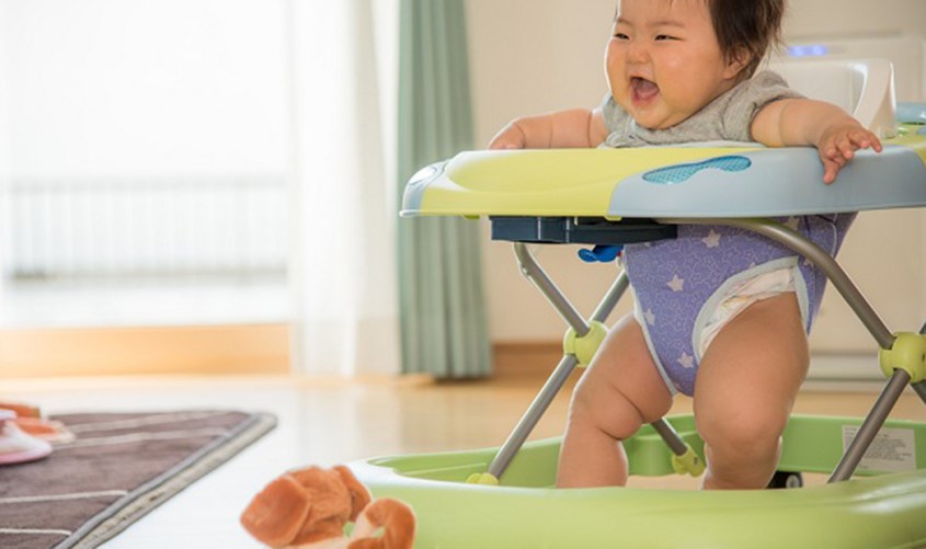 Ngồi xe tập đi sớm ảnh hưởng đến hệ thống xương