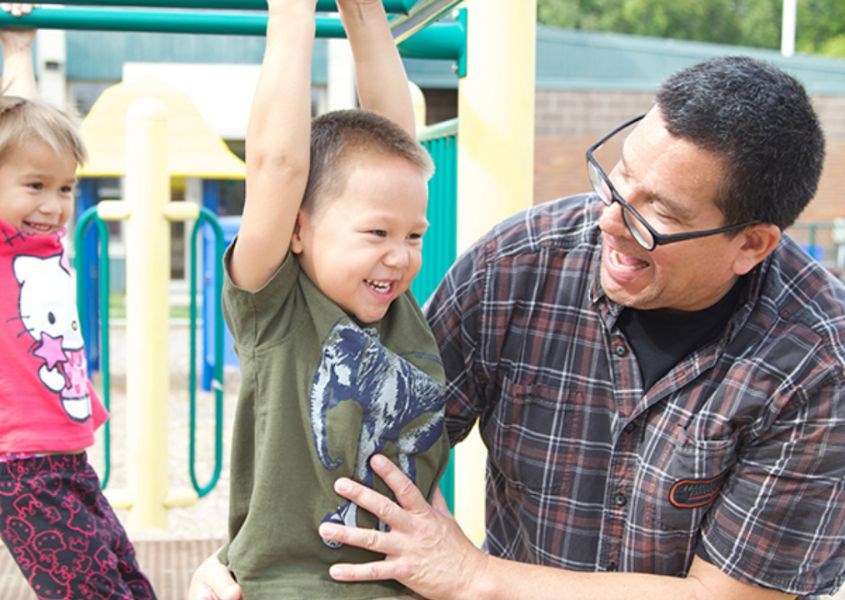 Ở khu vực sân chơi của trẻ em, người giám sát có vị trí rất quan trọng. Nguồn từ ohs Ở khu vực sân chơi của trẻ em, người giám sát có vị trí rất quan trọng. Nguồn từ ohs