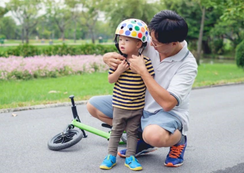 Cha mẹ hãy đội mũ bảo hiểm để đảm bảo an toàn cho trẻ khi đi xe đạp ở sân chơi. Nguồn từ freepik Cha mẹ hãy đội mũ bảo hiểm để đảm bảo an toàn cho trẻ khi đi xe đạp ở sân chơi. Nguồn từ freepik