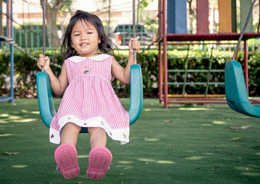 Để trẻ chơi xích đu một cách an toàn, cha mẹ hãy hướng dẫn trẻ chơi đúng cách. Nguồn từ istockphoto Để trẻ chơi xích đu một cách an toàn, cha mẹ hãy hướng dẫn trẻ chơi đúng cách. Nguồn từ istockphoto