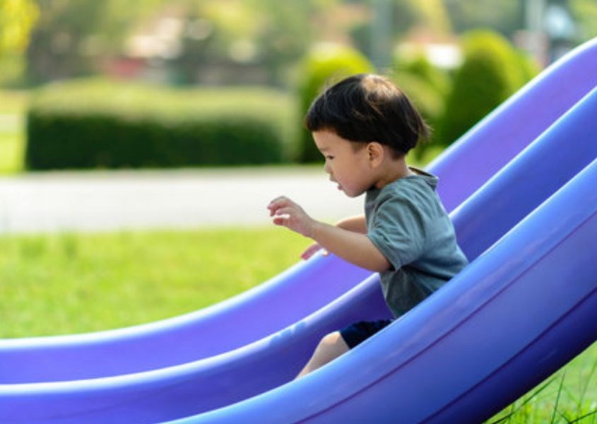 Trẻ phải luôn trượt chân xuống trước và ngồi dậy ngay lập tức để tránh bị những đứa trẻ khác trượt xuống va chạm. Nguồn từ ftcdn Trẻ phải luôn trượt chân xuống trước và ngồi dậy ngay lập tức để tránh bị những đứa trẻ khác trượt xuống va chạm. Nguồn từ ftcdn