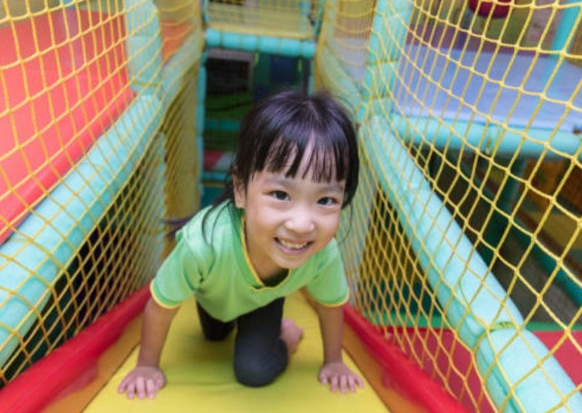 Khi trẻ chơi trò leo núi này cần có sự giám sát của người lớn. Nguồn từ istockphoto Khi trẻ chơi trò leo núi này cần có sự giám sát của người lớn. Nguồn từ istockphoto