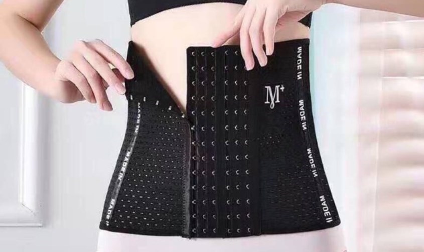 Gỡ nút gài của đai ra Gỡ nút gài của đai ra