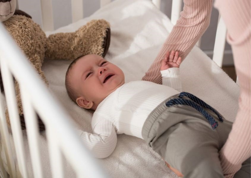 Làm như thế nào để bé thích ngủ cũi?