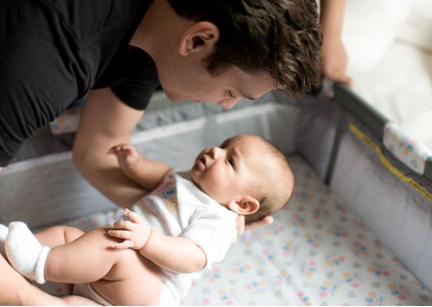 Cha mẹ hãy đưa trẻ vào cũi khi trẻ cảm thấy buồn hoặc đến giờ ngủ của trẻ. Nguồn từ safetosleep