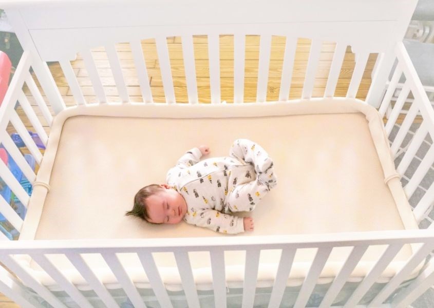 Để trẻ bắt đầu ngủ trong ngủ cũi, cha mẹ hãy bắt đầu bằng những giấc ngủ ngắn. Nguồn từ bebsleep