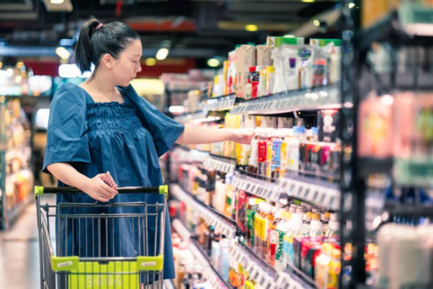 Mẹ bầu nên đọc kỹ nhãn mác các thực phẩm đóng gói để hạn chế mua loại có hàm lượng natri cao