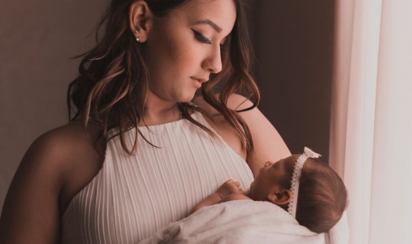 Mẹ đang bế con gái. Nguồn ảnh: Canva Mẹ đang bế con gái. Nguồn ảnh: Canva