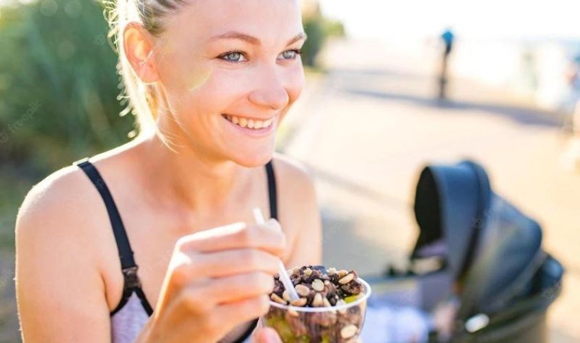 Mẹ cần được ăn đầy đủ các chất dinh dưỡng sau khi sinh. Nguồn ảnh: freepik