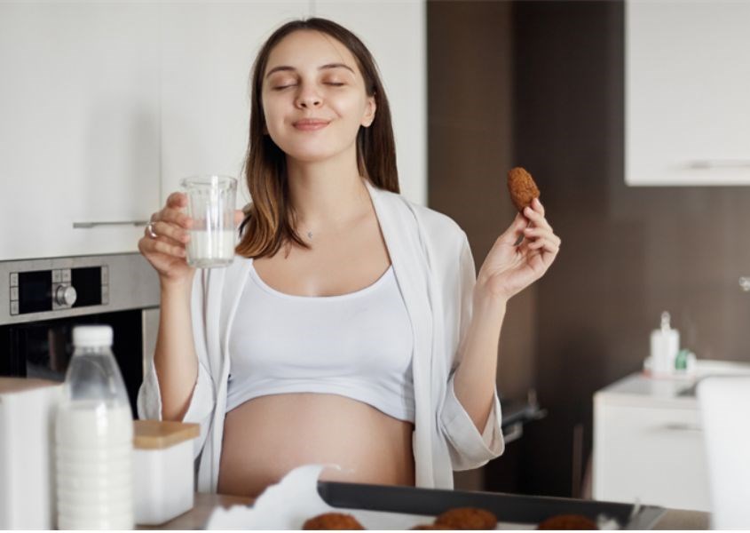 Mẹ bầu nên uống thêm sữa và các loại hạt để bổ sung đầy đủ dưỡng chất cần thiết. Nguồn ảnh freepik