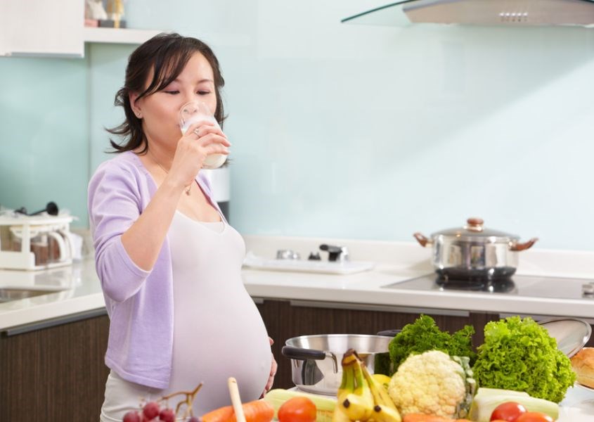 Ở giai đoạn tam cá nguyệt thứ 3, mẹ bầu cần uống thêm sữa và bổ sung các loại hạt. Nguồn từ lait