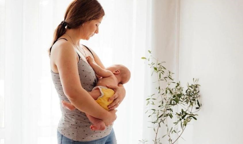 Cho trẻ bú sau sinh càng sớm càng tốt. Nguồn ảnh: freepik