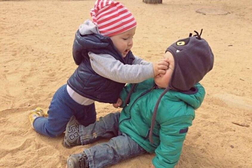 Trẻ giải quyết tức giận bằng đánh nhau