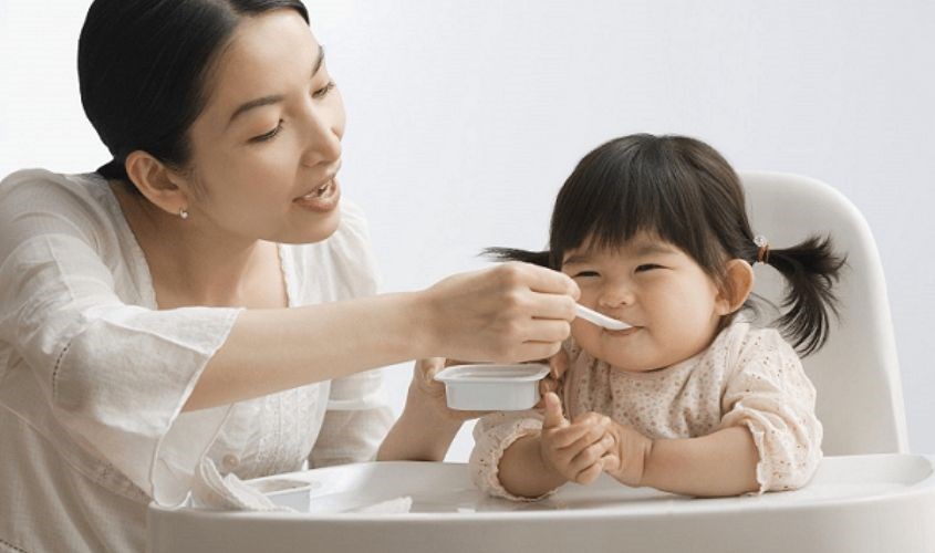  Mẹ không nên cho bé ăn vào lúc đói hoặc trước bữa chính