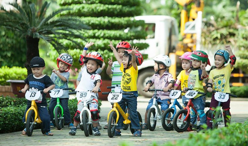 uuu Khi chơi cùng nhiều bạn bè, trẻ còn được phát triển các kỹ năng mềm