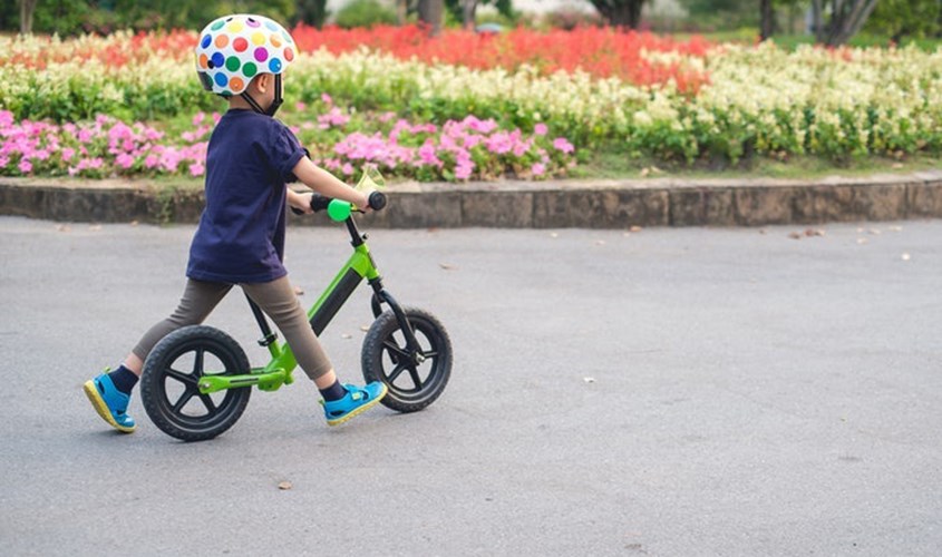 ii Bé thích thú khi sử dụng xe chòi chân