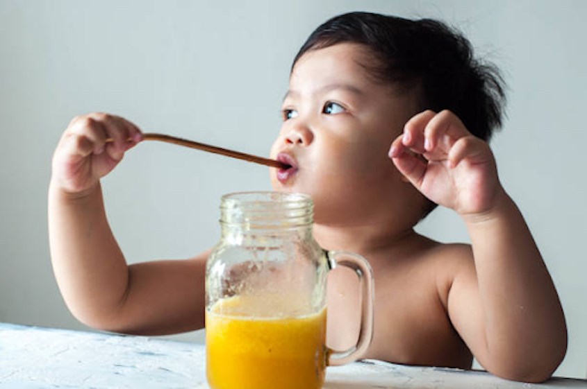 Khi bé được tuổi 1, bạn có thể cho bé uống tới 4 ounce nước trái cây mỗi ngày. Nguồn: Getty Images.