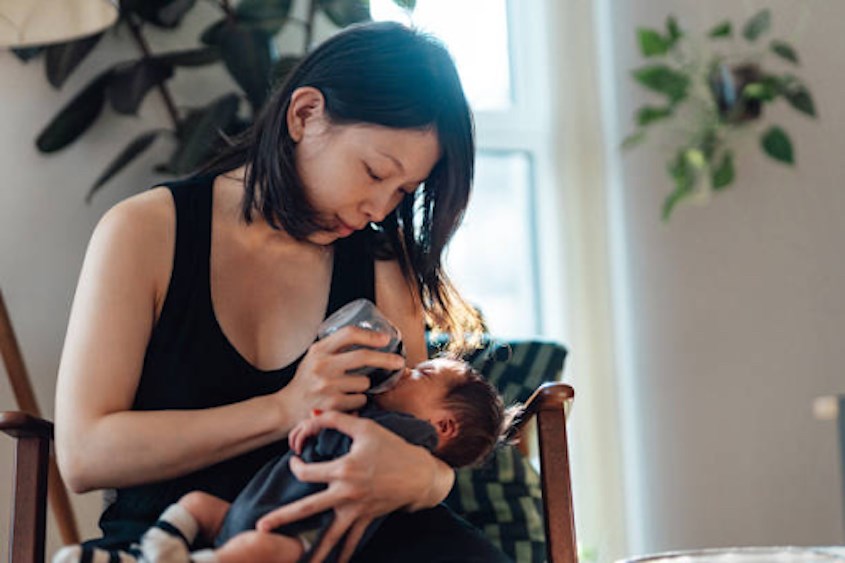 Sữa mẹ và sữa công thức nên là nguồn cung cấp nước chính cho trẻ. Nguồn: Getty Images.