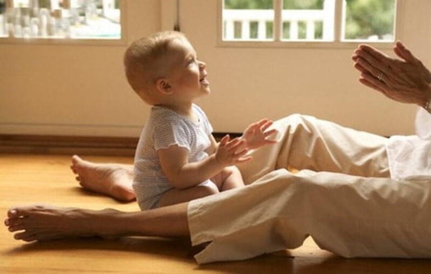 Mẹ tập cho bé vỗ tay theo nhịp