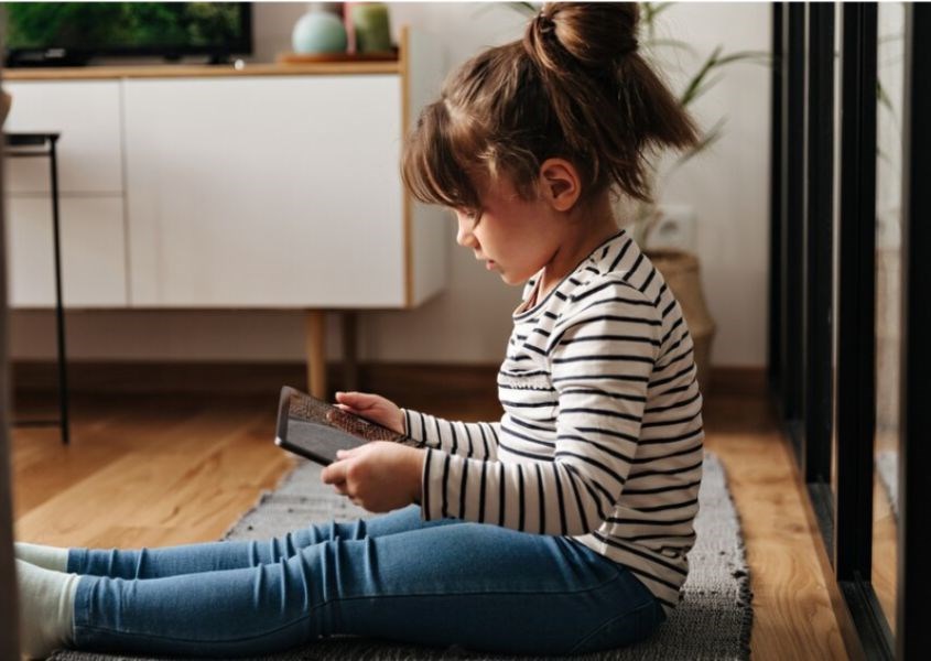 Giới hạn thời gian ngồi trước màn hình của trẻ là điều cần thiết (Ảnh: Freepik)