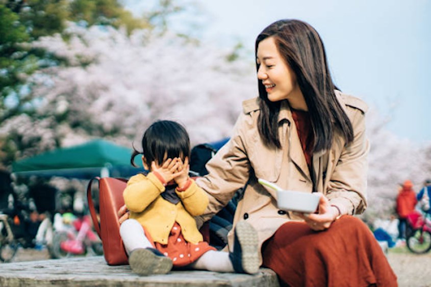 Ba mẹ có thể tự sáng tạo các trò chơi mới hoặc chuyển thể các trò chơi hiện có như trò trốn tìm. Nguồn: Getty Images.