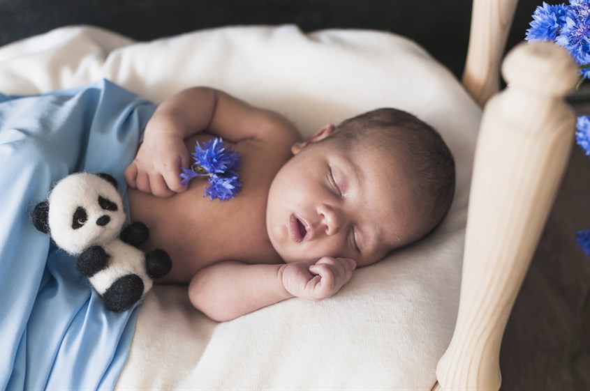 Chuyên gia y tế không khuyến khích đắp chăn cho trẻ sơ sinh quá sớm. Nguồn: Freepik