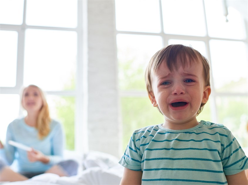 Trẻ khóc vì không đạt theo ý muốn. Nguồn ảnh: Canva
