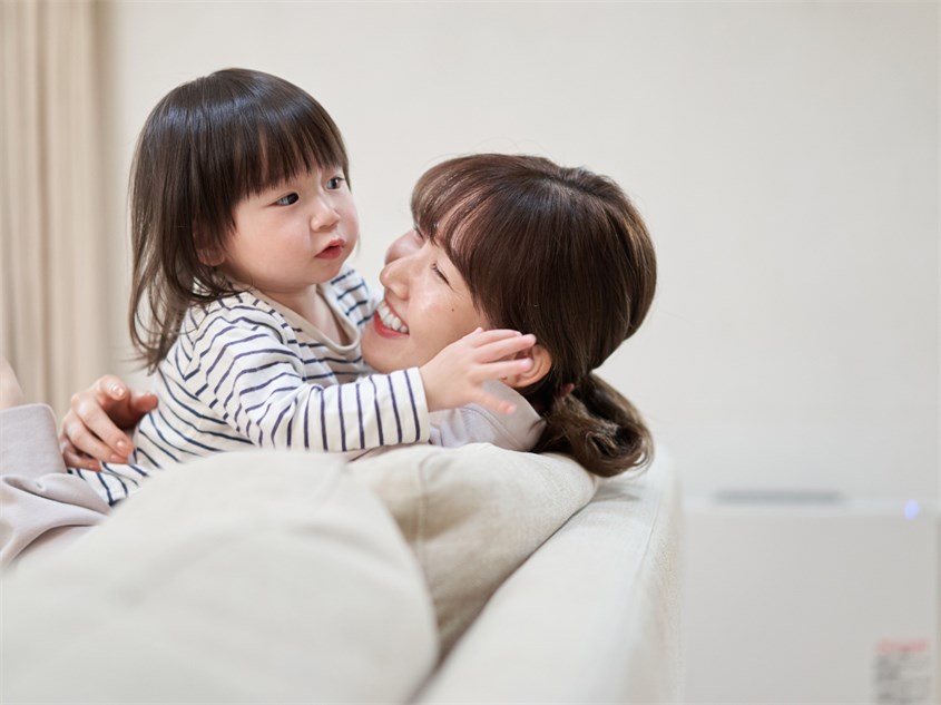 Mẹ đang tâm sự cùng với bé. Nguồn ảnh: Canva