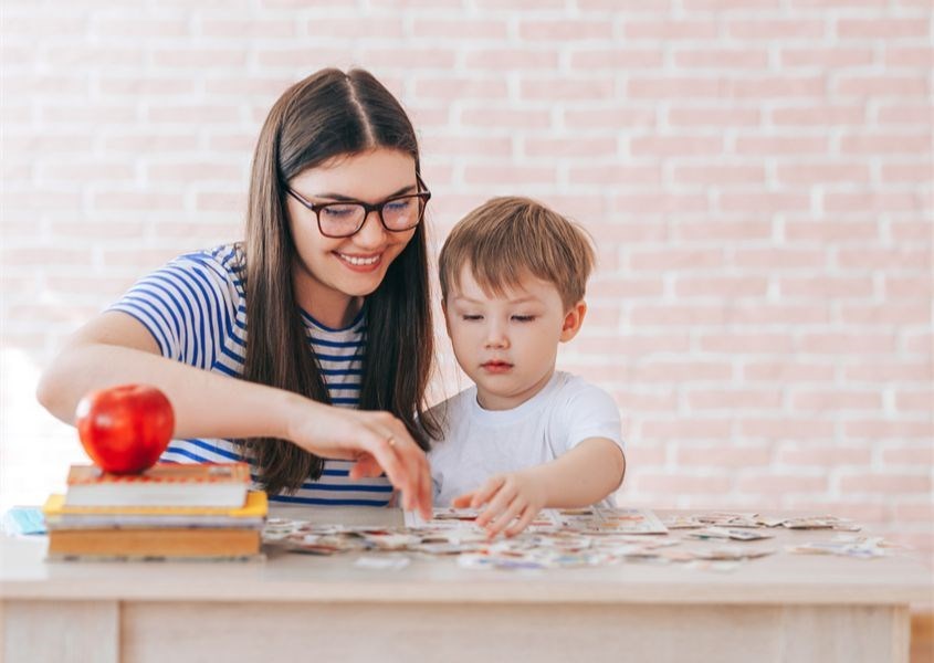 Tìm kiếm những khoảnh khắc có thể dạy được để dạy con về cảm xúc. Nguồn: Canva